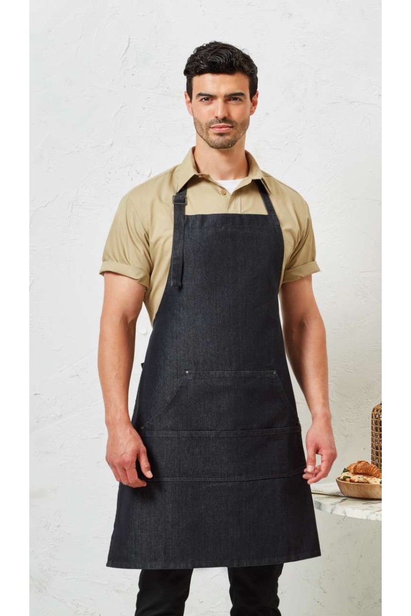 ȘORȚ CU BRETELE DIN DENIM CU CUSĂTURĂ DE BLUGI