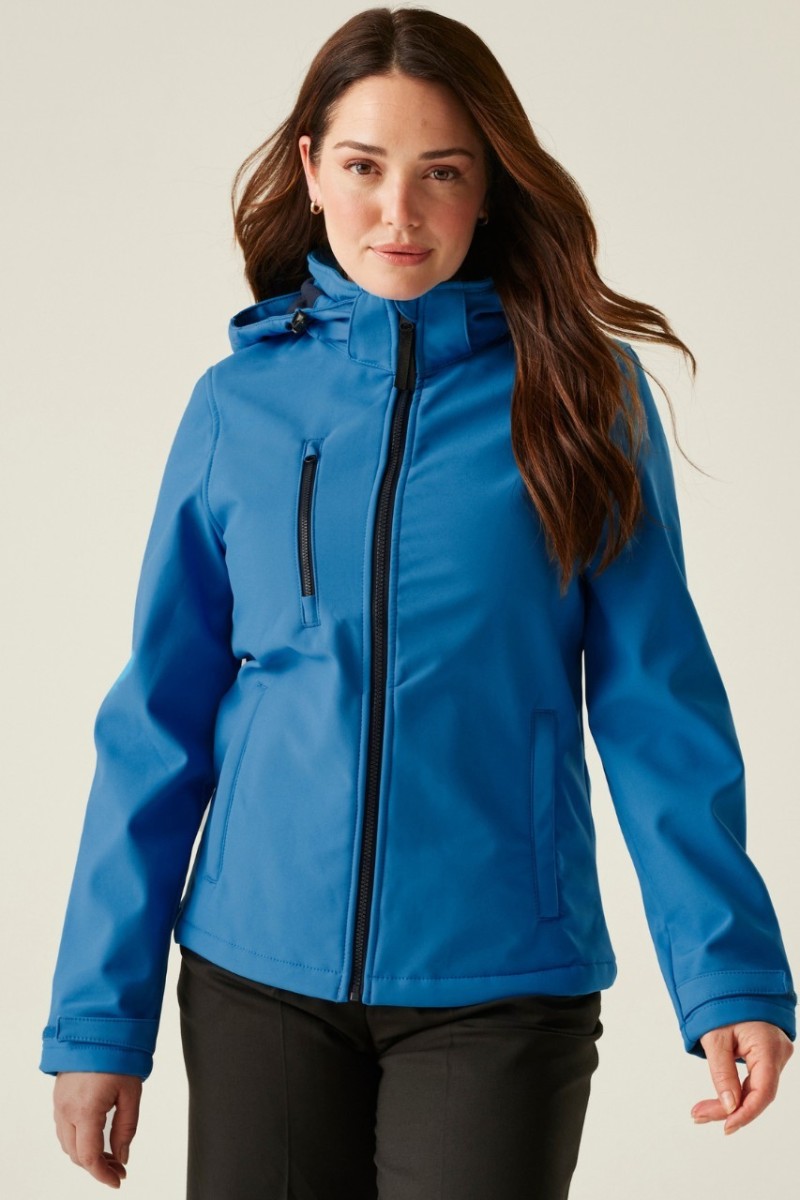 JACHETĂ SOFTSHELL CU GLUGĂ PENTRU FEMEI VENTURER 3 STRATURI