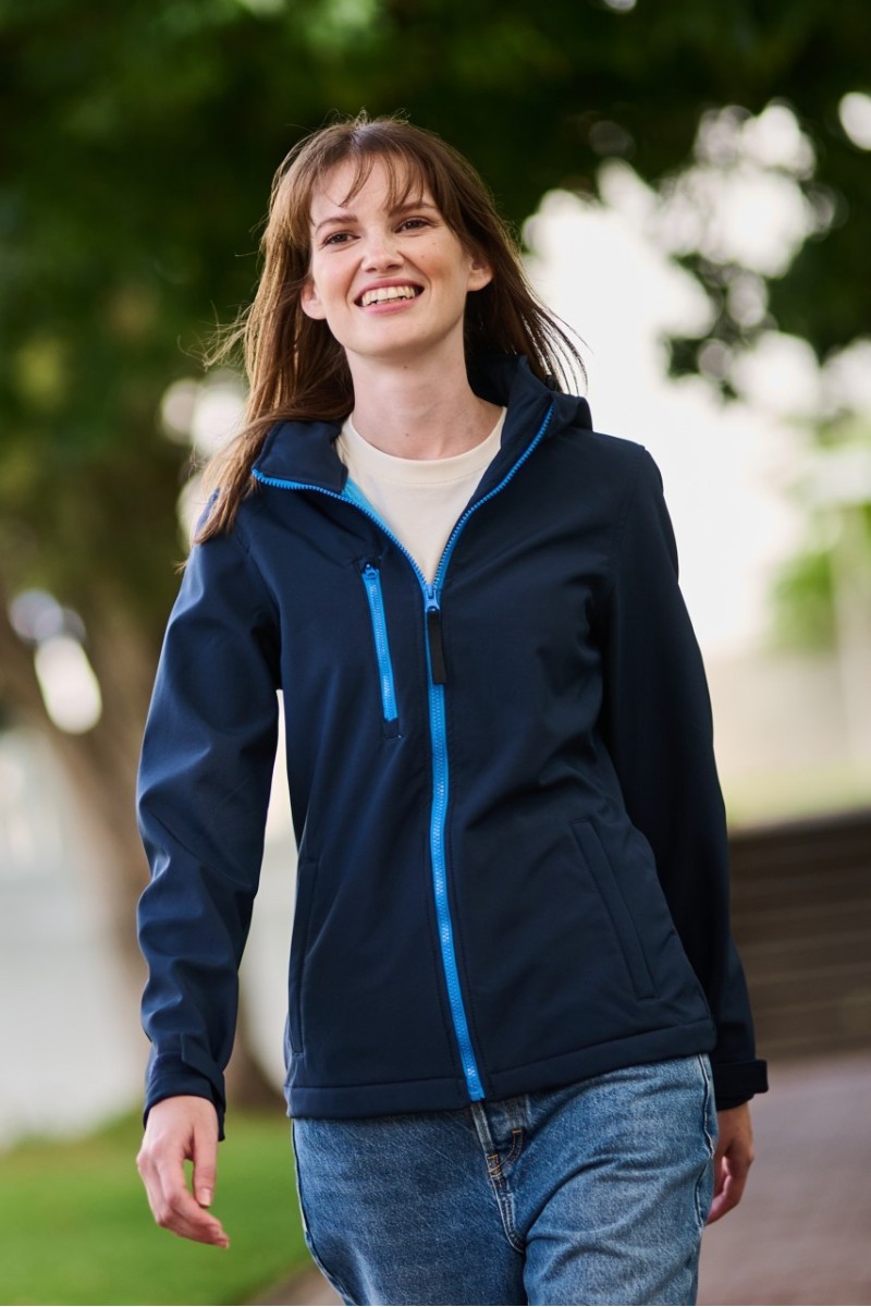 JACHETĂ SOFTSHELL CU GLUGĂ PENTRU FEMEI VENTURER 3 STRATURI
