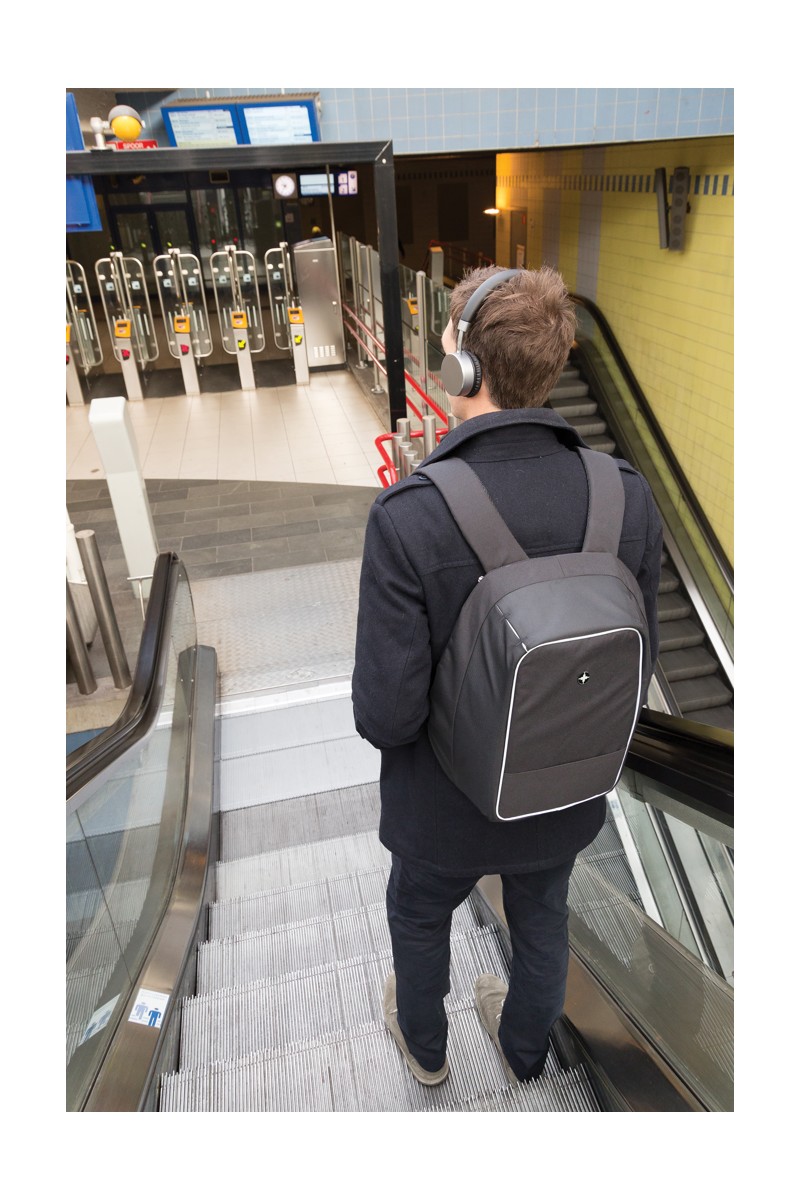 Rucsac laptop antifurt 15.6" Swiss Peak AWARE™