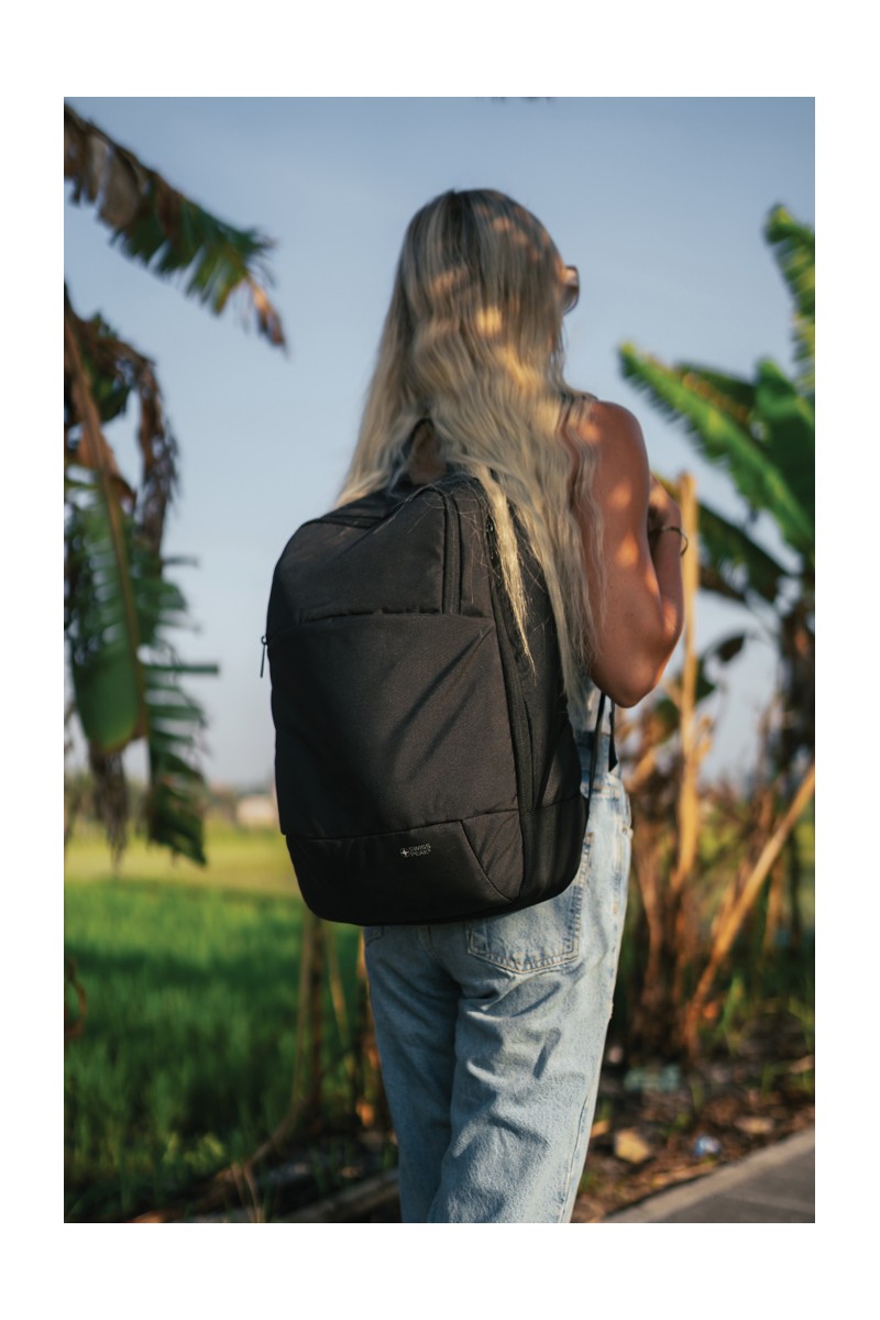 Swiss Peak AWARE™ modern 15.6" laptop backpack