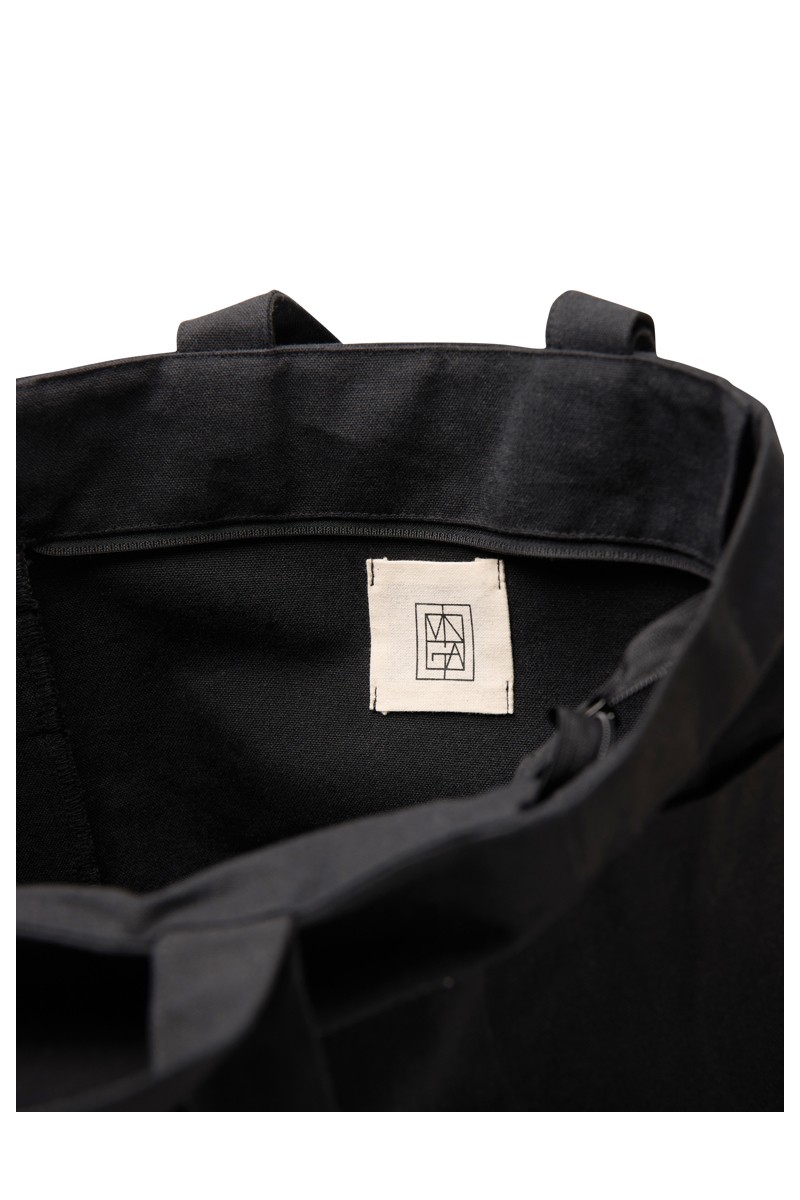 VINGA Hilo AWARE™ recycled canvas zip tote